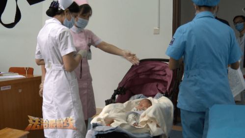 最新 南宁朝阳广场弃婴送往福利院,父母仍未找到 想领养需要......