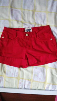 红色短裤配什么上衣好看 颜色款式大概说一下,我比较黑,身材匀称 