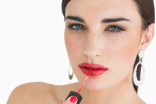嘴唇薄的女人适合涂什么颜色的口红 有图片的发图片更好 请专业者帮忙解答 