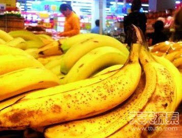 女子买一根香蕉 结果画面让人看了放声尖叫