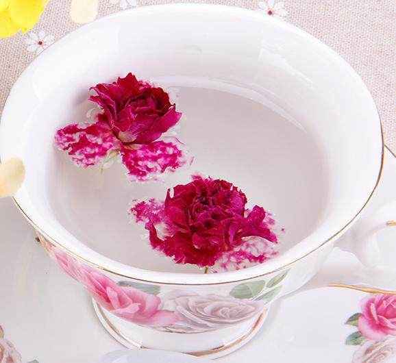 泡 玫瑰花茶 时,要用温水还是开水 很多女人不懂,总是泡错了 
