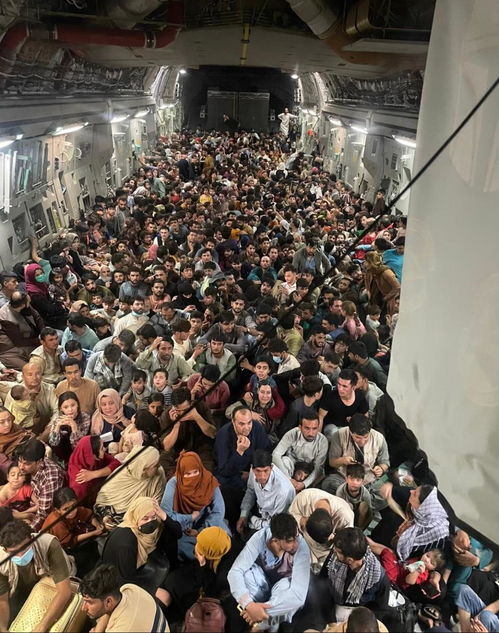 现场照片曝光 640名阿富汗人挤在美军机逃离喀布尔