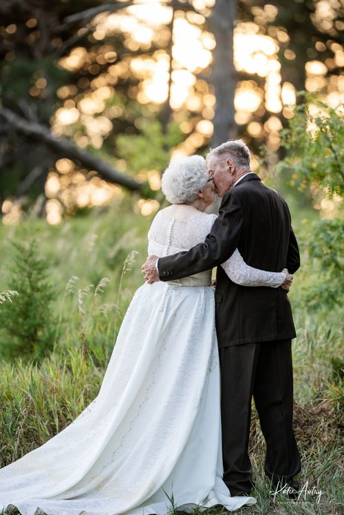 美国夫妇拍婚纱照庆祝结婚60周年 并向人们传授其保持幸福的秘诀