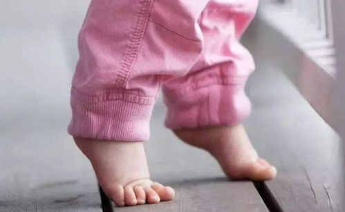 宝宝总是悄悄脱袜子,为什么孩子会排斥袜子 家长需要反省