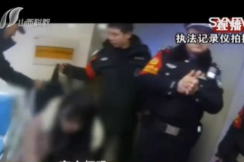 女孩刚下火车就蹲在地上,民警发现异常后及时出手相助