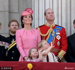 组图 英国王室观摩皇家军队阅兵 乔治王子做鬼脸激萌 