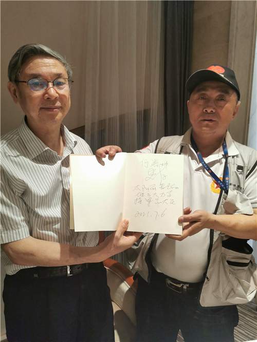 著名书法家 一级作家 戏剧影视编剧何署坤为军品大王李长东签名留念