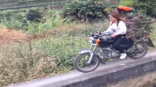 美女骑摩托车的技术可以啊,这么窄的路,还能骑这么快 