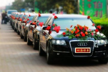 七千块租辆古斯特婚车,新郎用一千二百朵玫瑰布置出雷人花车造型