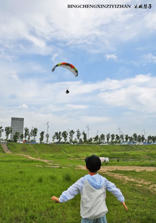 哈尔滨之夏 乘动力滑行伞,像鸟一样在天空上飞翔