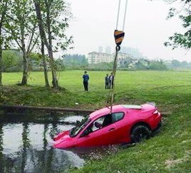 南京女司机开百万豪车进水塘 只因低头看手机