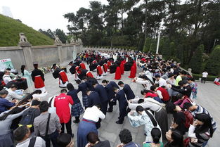 穿汉服持朝牌在广州烈士陵园祭拜革命先烈,他们到底是坚守传统还是张冠李戴