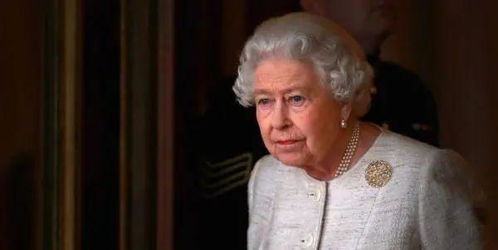看完95岁英国女王的抗疫全国演讲,我们翻出了她14岁时的对全英国孩子的广播