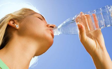 晚上喝水过多会导致什么副作用,晚上多喝水的坏处？