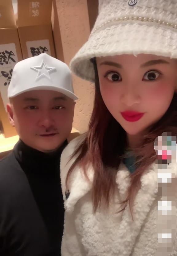 王全安与女网红合影笑容灿烂,女方身份引猜测 要复出拍电影了