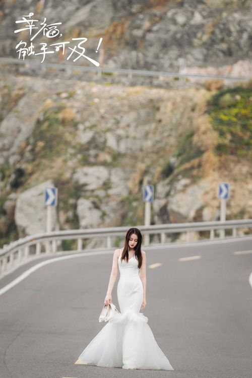 御姐热巴上线 来自白色婚纱裙的美貌暴击,曼妙曲线很养眼