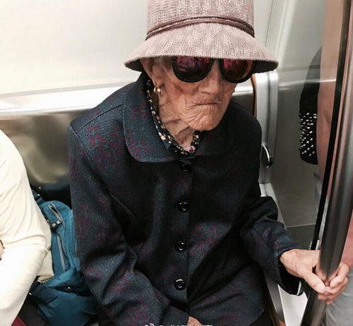 成都地铁上这位超酷的老奶奶,亮瞎了我的眼