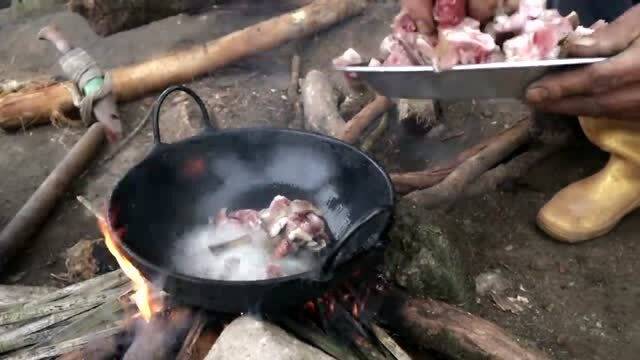 中国小伙教尼泊尔山区村民开水去羊毛,得到认可,中午吃咖喱羊肉 