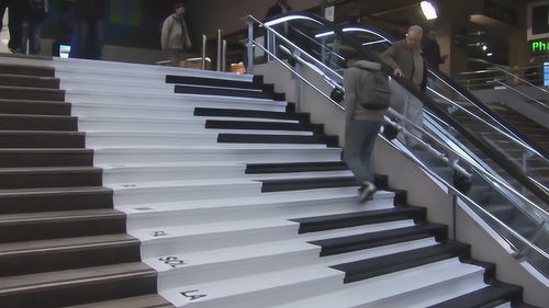 老外发明钢琴楼梯,踩上去就能弹奏一曲,电梯见到它果断被人遗忘 