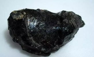 玻璃陨石什么颜色最贵,玻璃陨石的鉴定方法？