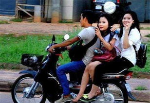 为何女生大多都是侧着坐摩托车,而不采用更加安全的跨坐