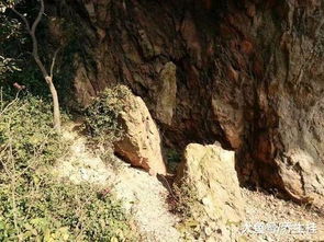 男子跟踪一个女子,进入隐秘山洞,发现山洞里住着100多个人
