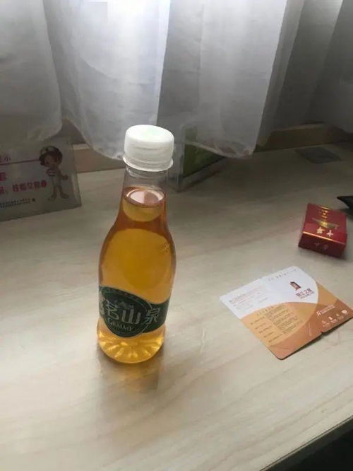 恶心至极 南宁一女子喝凉茶喝出好大一只蟑螂,店家却这么说