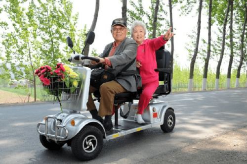 新款电动小三轮测评,能载3人,不要驾照,适合70岁 80岁老年人