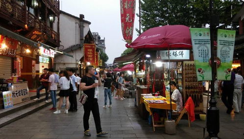 杭州非常繁华的步行街,全长为1800米,誉为杭州的皇城根儿