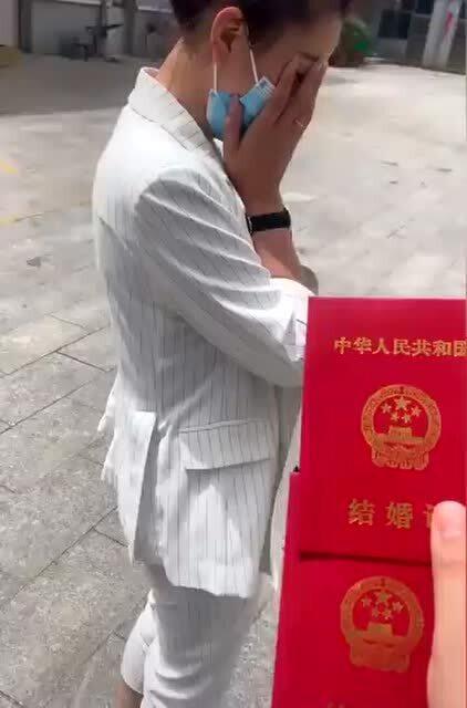 领完证出来,媳妇就变成了这样,咱也不敢多问什么 