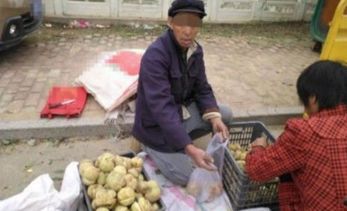 农村大爷在路边卖这种 特殊 的桃子,真的可以吃么