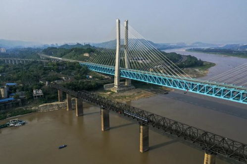重庆修建的长江大桥,是我国完善长江上游过江通道布局的重要项目
