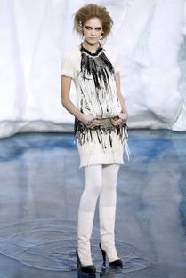 2010秋冬巴黎时装周最受期待香奈儿 Chanel 大秀开场 海报网带来完美大图 细节,让你第一时间将精彩全部浏览 