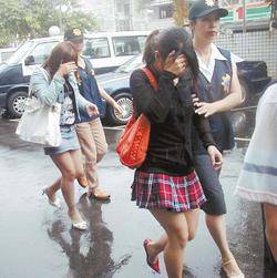 台湾一公司掌控初中女生不穿内衣坐台陪酒 