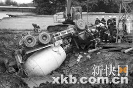 江苏连云港：孕妇被撞，困在混凝土搅拌车底盘下，消防员紧急救援