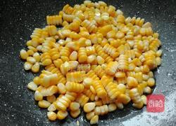 玉米炒松子的做法