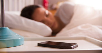 晚上睡觉经常把手机放在床头会有什么影响