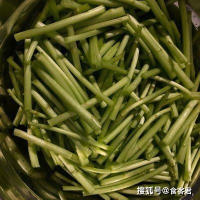 家常快手菜 5分钟就能做好的腊肉炒泥蒿,简单又好吃