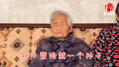 102岁老人健步如飞 日常喊话可爱到爆
