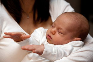四个月宝宝吃完吐奶，新手父母该如何应对？