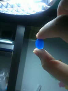 求鉴定这是蓝玉髓还是假的玻璃类,值多少钱 