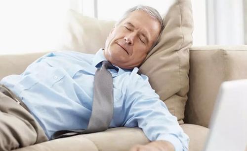你知道中老年人1天睡几小时在正常范围吗 这2种情况也叫失眠