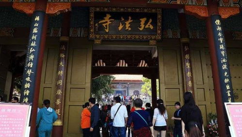 它是深圳地区香火最为鼎盛 规模影响最最大的佛教寺庙 弘法寺