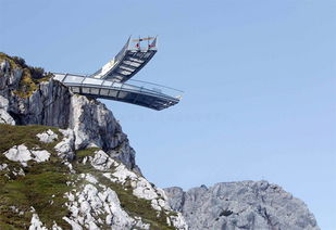 阿尔卑斯山巅架设悬空观景台 