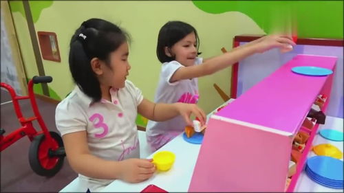 亲子互动游戏 外国萌娃小可爱在儿童乐园里变身成为糕点师 