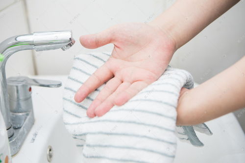在洗手台洗手擦手的人高清摄影大图 千库网 