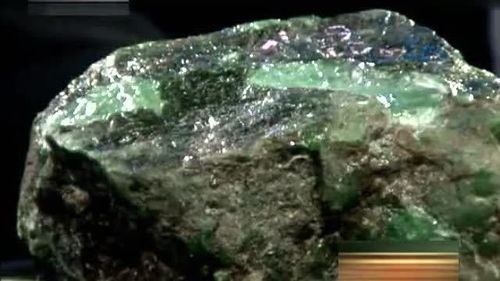 小伙带绿色的破石头,专家都不敢碰,鉴定冰种翡翠原石价值上亿 