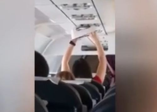 女乘客飞机上高举内裤在出风口烘干