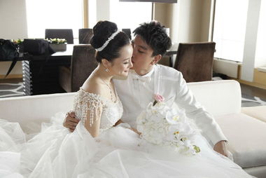 杨幂刘恺威大婚时候的婚纱你们觉得好看不 顺便扒一下其他明星结婚时候的婚纱