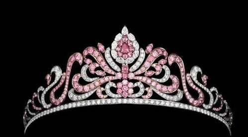 世界各国闪闪发光的奢华王冠,只有这顶是最大颗无色钻石镶嵌